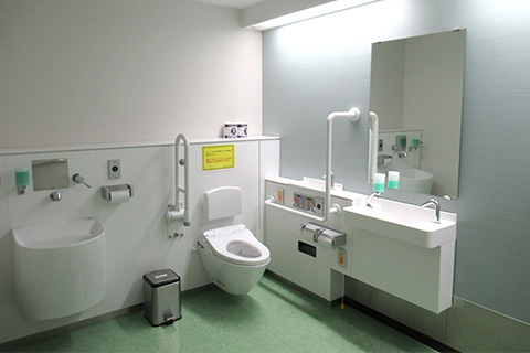 車椅子対応トイレ＆オストメイト設備